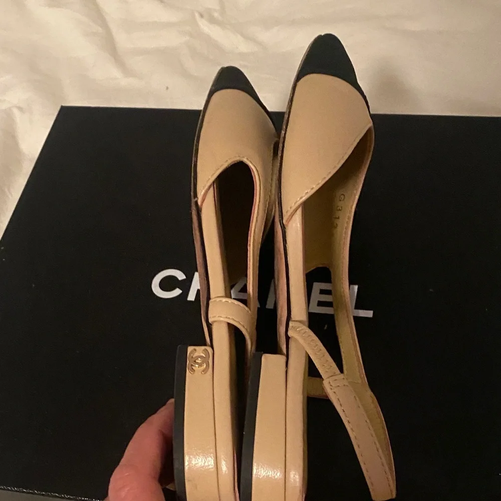 CHANEL Beige and Black Slingback Flats - Picture 4 of 7